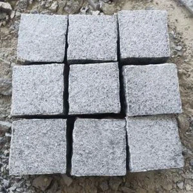 Dökkgrár granítsteinar